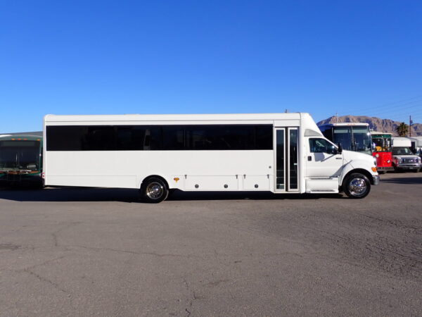 2015 Glaval Concorde II Shuttle Bus S19841 - Image 4