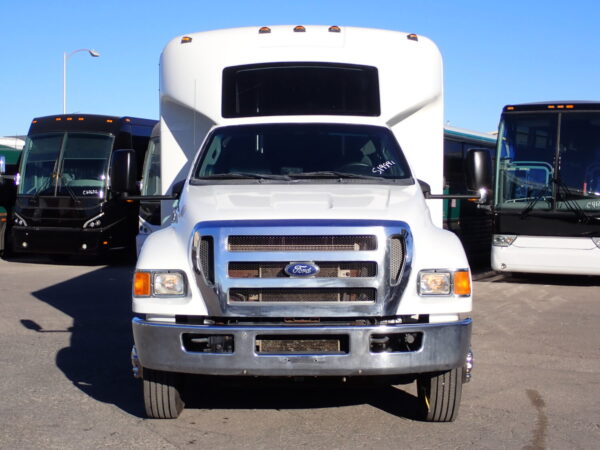 2015 Glaval Concorde II Shuttle Bus S19841 - Image 2