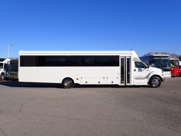 2015 Glaval Concorde II Shuttle Bus S19835 - Image 4